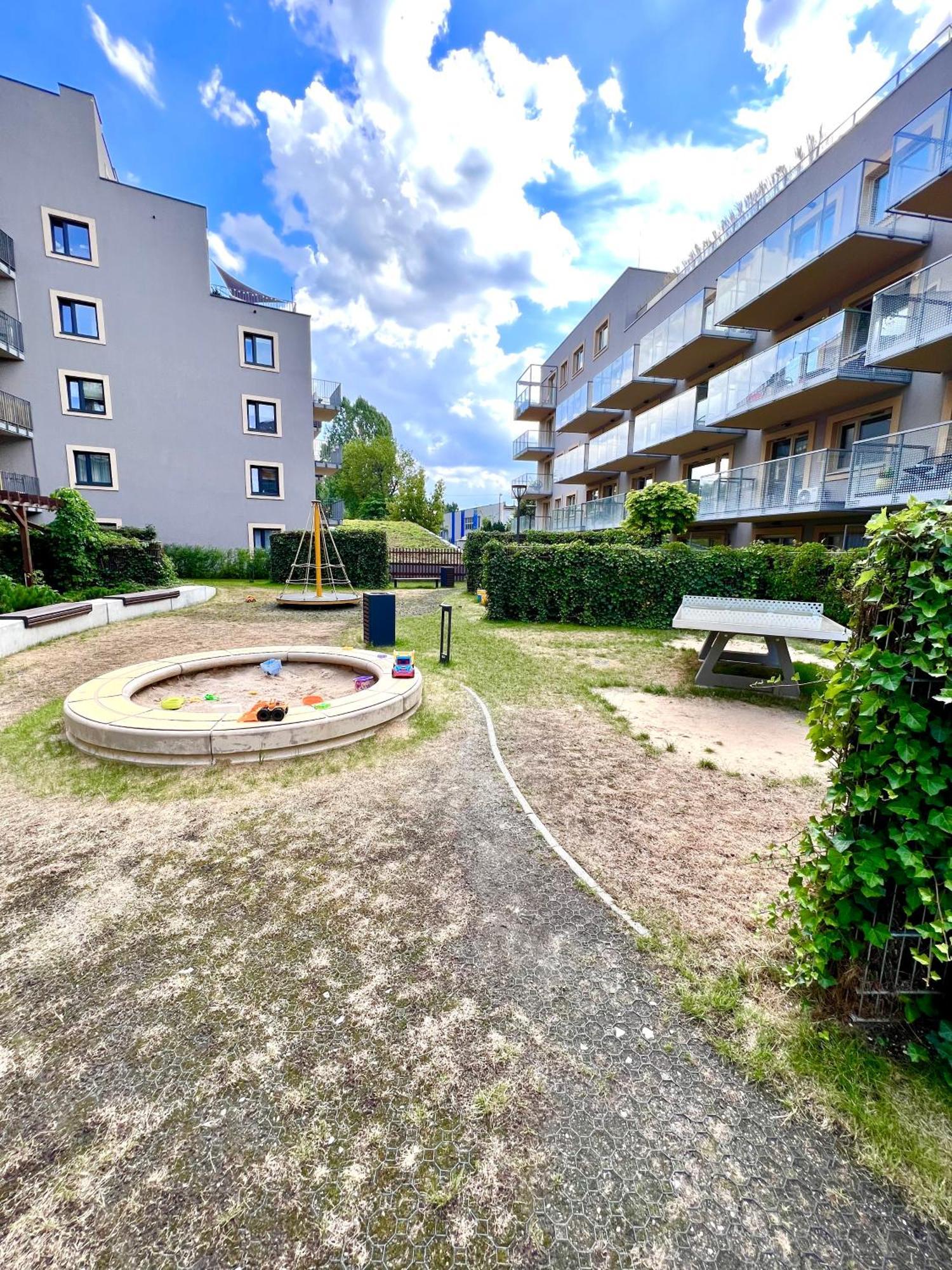 Glamour Garden Apartment